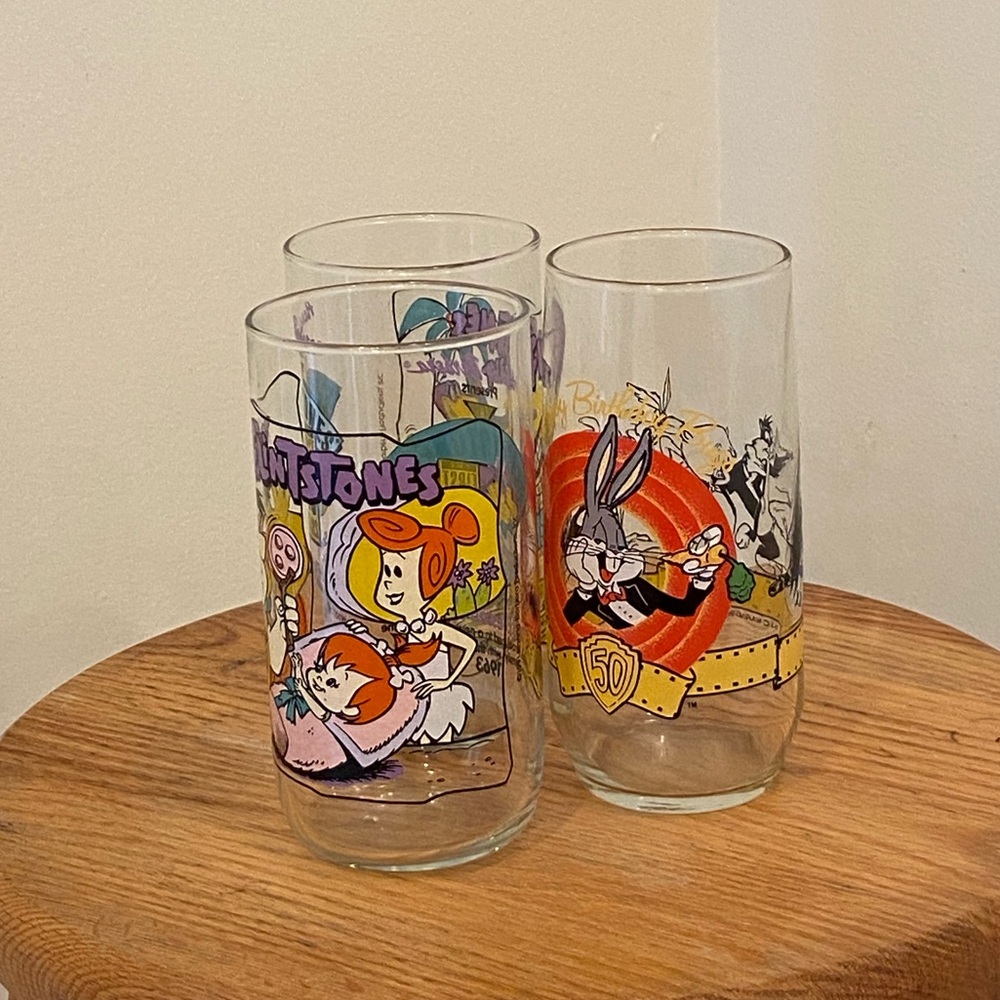 Vintage Hardees Flintstones 30th Anniversary Vintage 90s Looney Tunes cups